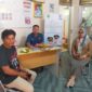 Seorang warga (kiri) saat melaporkan kasus dugaan penganiayaan di ruang konsultasi Zakiah di Desa Ranjeng, Ciruas, Selasa 2 September 2025.