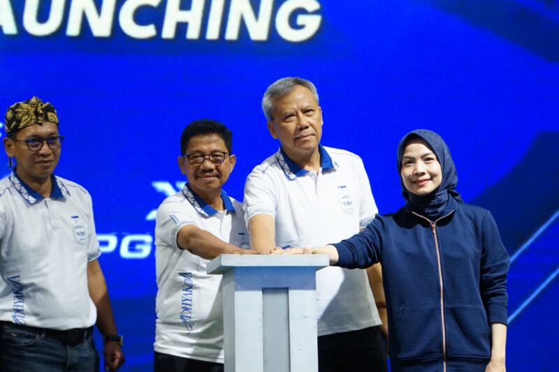 Bupati Serang Ratu Rachmatuzakiyah (kanan) menghadiri acara launching tim dan jersey Adhyaksa FC di Kota Serang, Selasa 9 September 2025.