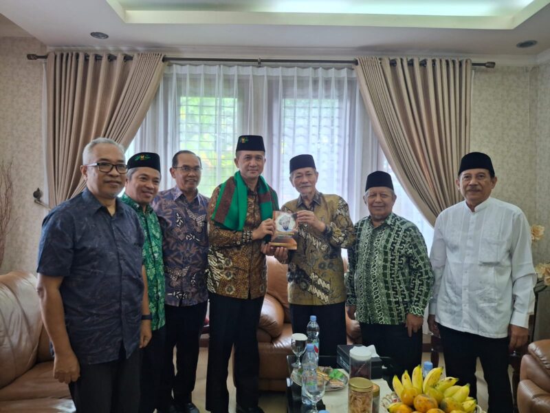 Menteri Pertanian RI berkunjung ke kediaman Ketua Umum PB Mathlaul Anwar KH Embay Mulya Syarief, Kamis 11 September 2025.