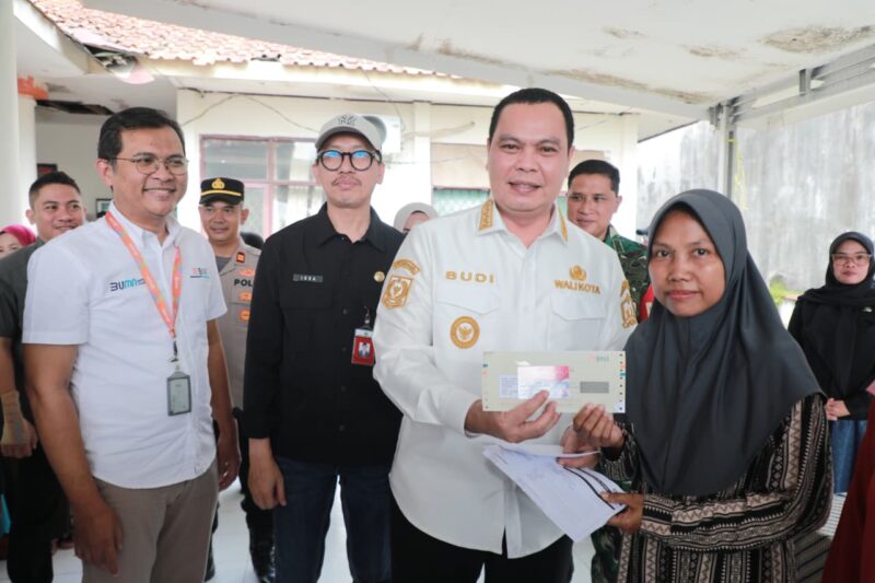 Budi Rustandi turun langsung memantau proses pendistribusian Kartu Keluarga Sejahtera (KKS), Program Keluarga Harapan (PKH) dan penyerahan bantuan paket sembako percepatan penghapusan kemiskinan ekstrem tahun 2025, yang digelar di Kantor Kecamatan Curug, Jumat (12/9/2025).
