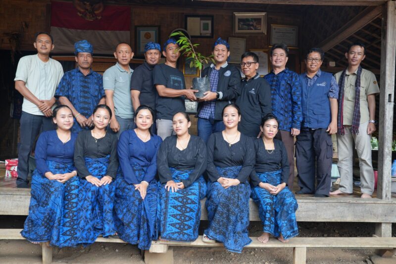 Foto bersama dengan warga Baduy, Lebak, Banten.