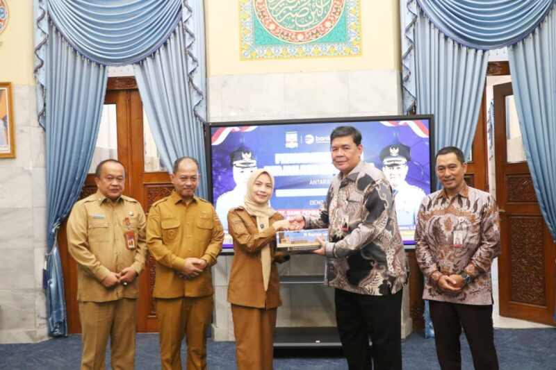 Pemerintah Kabupaten (Pemkab) Serang dan Bank Banten melakukan penandatangan Perjanjian Kerja Sama atau PKS terkait Pembayaran Gaji Pegawai Pemerintah dengan Perjanjian Kerja (PPPK) Penuh Waktu di Pendopo Bupati Serang pada Senin, (15/9/2025).
