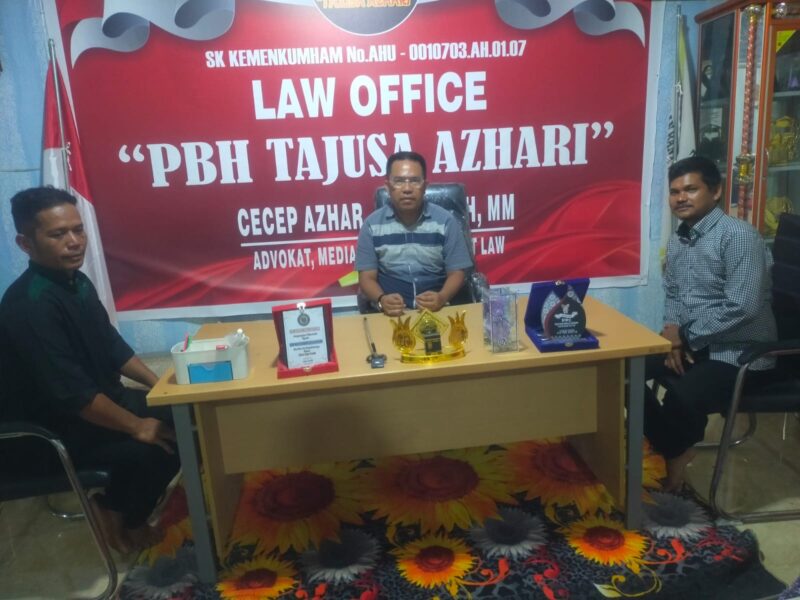 Warga mengadukan kasus hukum yang membelitnya di kantor PBH Tajuza Azhari yang jadi mitra Program Zakiah, Senin 15 September 2025.