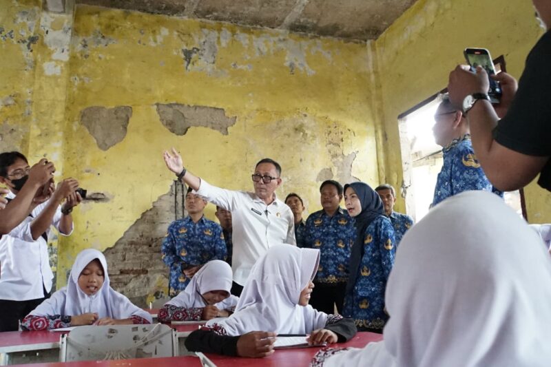 Bupati Serang Ratu Rachmatuzakiyah meninjau SDN 01 Palamakan, Kecamatan Bandung, Rabu 17 September 2025.