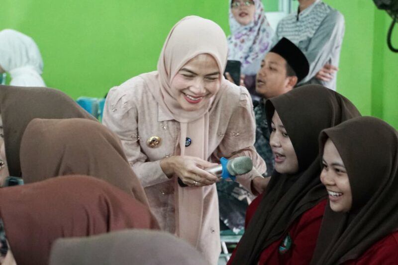 Bupati Serang Ratu Rachmatuzakiyah dan siswi MAN 1 Serang Kragilan, Jumat 19 Septeember 2025.