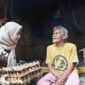 Bupati Serang Ratu Rachmatuzakiyah memberikan bantuan kepada lansia yang tinggal di rutilahu, Kecamatan Cikeusal, Minggu 21 September 2025.