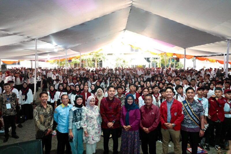 Wakil Walikota Serang Nur Agis Aulia dan Ketua Yayasan Uniba Hj Sakti Andayani dan mahasiswa baru foto bersama.