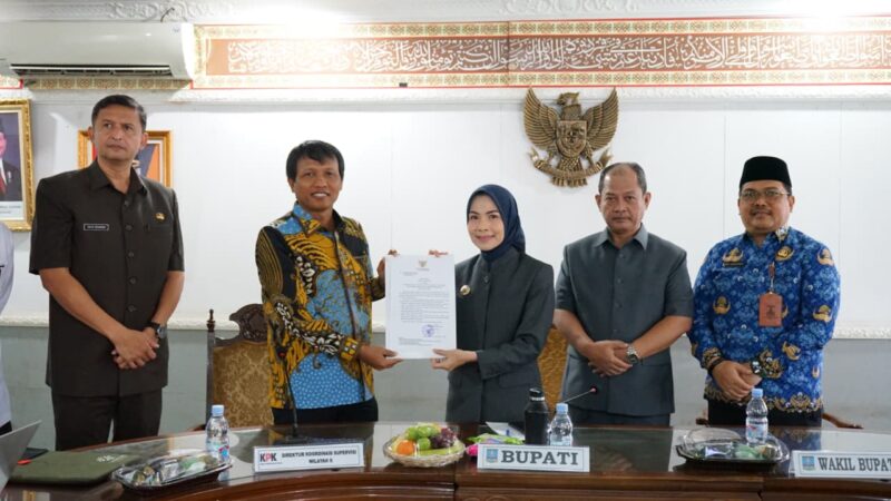 Bupati Serang Ratu Rachmatuzakiyah (tengah) dan Direktur Koordinasi dan Supervisi KPK Bahtiar Ujang Permana di Pemkab Serang, Rabu 1 Oktober 2025.