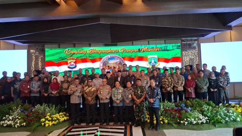 Kapolda Banten dan tamu undangan foto bersama seusai launching di Polda Banten, Kamis 2 Oktober 2025.