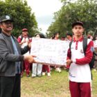 Ketua Pembina Yayasan Prof Dr Furtasan Ali Yusuf menyerahkan hadiah kepada kelompok terbaik, Minggu 5 Oktober 2025.