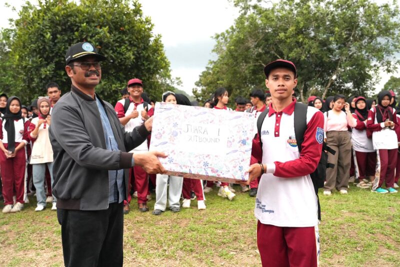 Ketua Pembina Yayasan Prof Dr Furtasan Ali Yusuf menyerahkan hadiah kepada kelompok terbaik, Minggu 5 Oktober 2025.