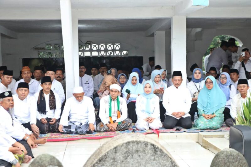 Bupati Serang Ratu Rachmatuzakiyah berziarah ke Makam Sultan Maulana Hasanudin Banten dan Sultan Maulana Yusuf di Kecamatan Kasemen, Kota Serang, Selasa (7/10/2025).