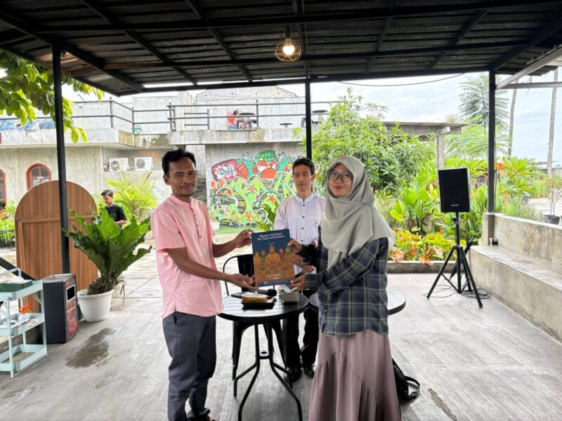 Ahmad Wayang memberikan buku terbarunya untuk Komunitas TLC di Mauk, Tangerang.