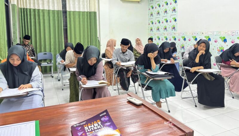 Para santri SMA Qothrotul Falah Lebak serius mengikuti bimbel, Selasa 18 November 2025.