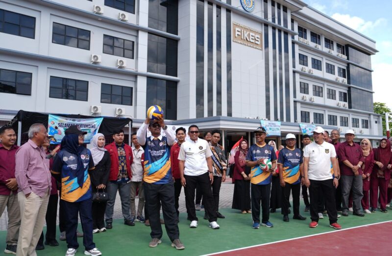 Ketua Dewan Pembina Yayasan Uniba PRof Dr Furtasan Ali Yusuf membuka kompetisi bola voli di Uniba.