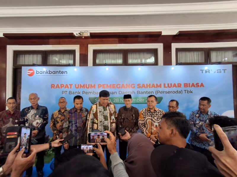Jajaran direksi Bank Banten didampingi KH Embay Mulya Syarief saat jumpa pers usai RUPSL, Jumat 28 November 2025.