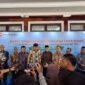 Jajaran direksi Bank Banten didampingi KH Embay Mulya Syarief saat jumpa pers usai RUPSL, Jumat 28 November 2025.