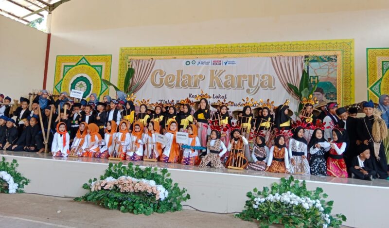 Para siswa SDLQ Qothrotul Falah Lebak foto bersama usai acara gelar karya.