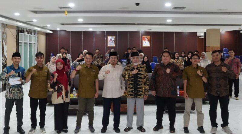Foto bersama seusai pelantikan bersama Dekan FKIP dan narasumber.