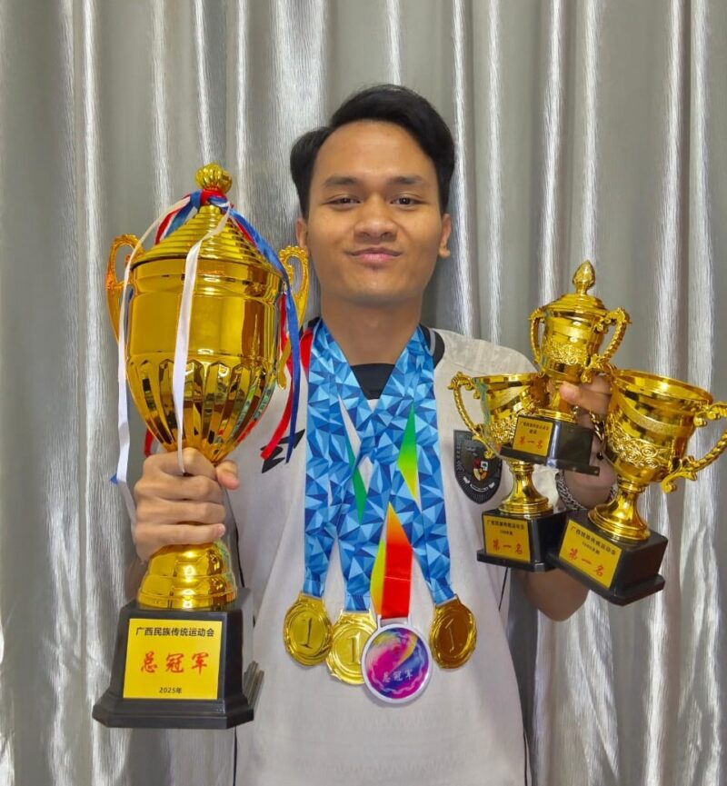 Faqih Ramadhan foto bersama dengan piala dan medali,