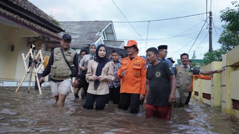 Bupati Serang Ratu Zakiyah meninjau banjir di Kp Sukamaju Desa Citasuk, Jumat 19 Desember 2025.
