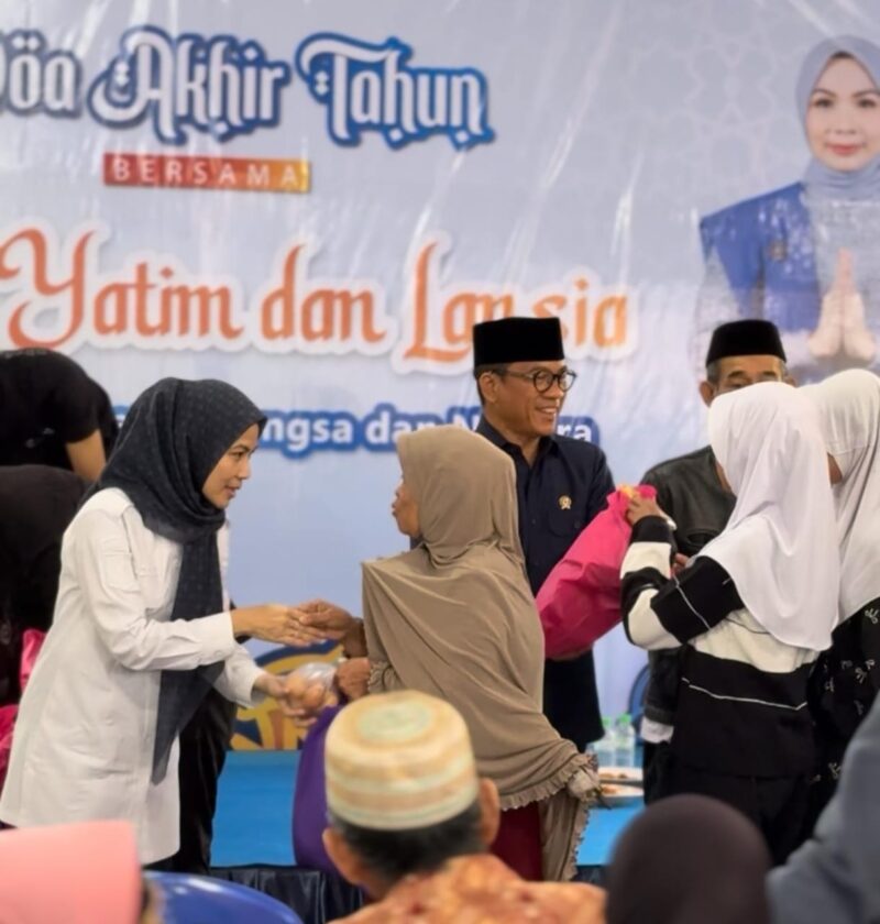 Bupati Serang Ratu Rachmatuzakiyah dan Mendes PDT Yandri Susanto beri santunan anak yatim di acara doa akhir tahun, Rabu 31 Desember 2025.