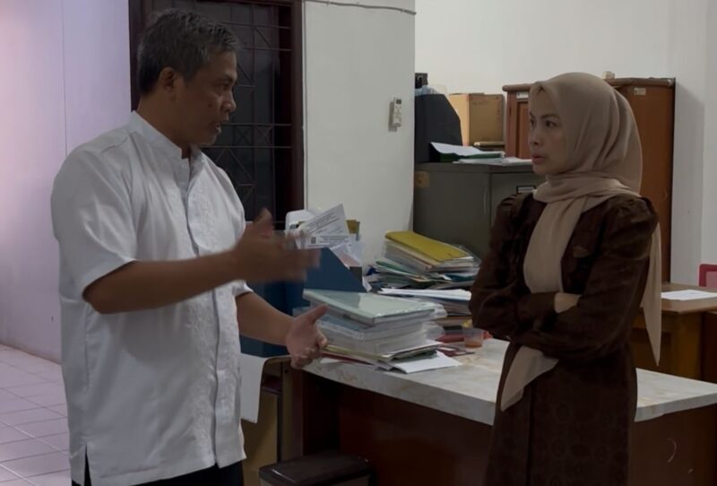 Sekretaris Dinas Lingkungan Hidup Iman Saiman (kanan) saat memberi penjelasan kepada  Bupati Serang Ratu Rachmatuzakiyah saat sidak, Jumat 2 Desember 2025.