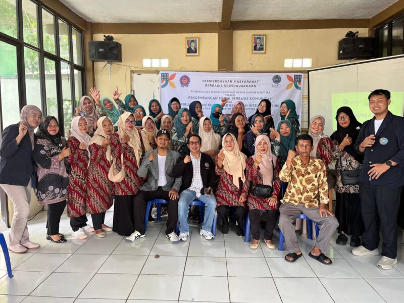 Para peserta pelatihan foto bersama dengan narasumber.