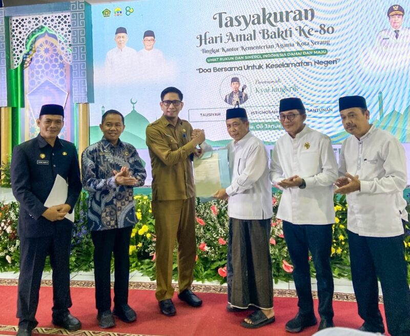 Kemenag Kota Serang berikan penghargaan kepada Walikota Serang yang diwakili Asda 1.