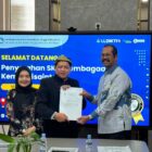 Ketua Dewan Pembina Prof Dr Furtasan Ali Yusuf (kanan) saat menerima SK Program Studi Doktoral Ilmu Manajemen.