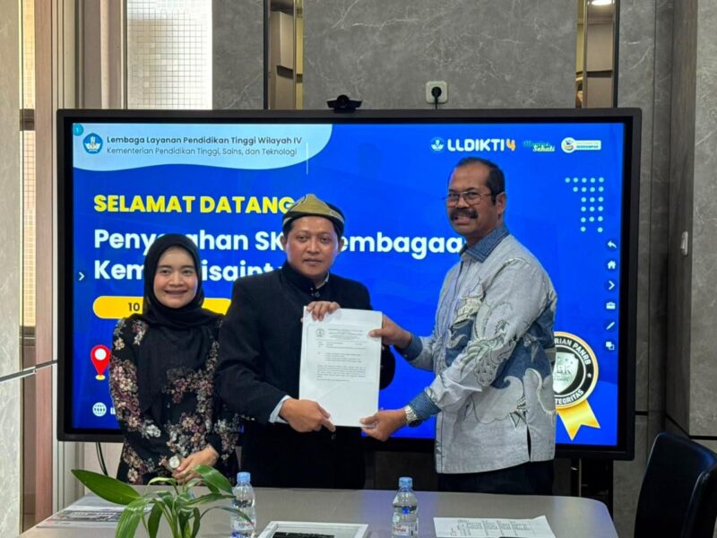 Ketua Dewan Pembina Prof Dr Furtasan Ali Yusuf (kanan) saat menerima SK Program Studi Doktoral Ilmu Manajemen.