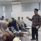 Rektor Uniba Prof Dr Bambang DS memantau seleksi calon mahasiswa baru.