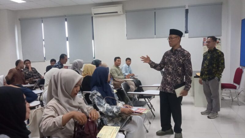 Rektor Uniba Prof Dr Bambang DS memantau seleksi calon mahasiswa baru.