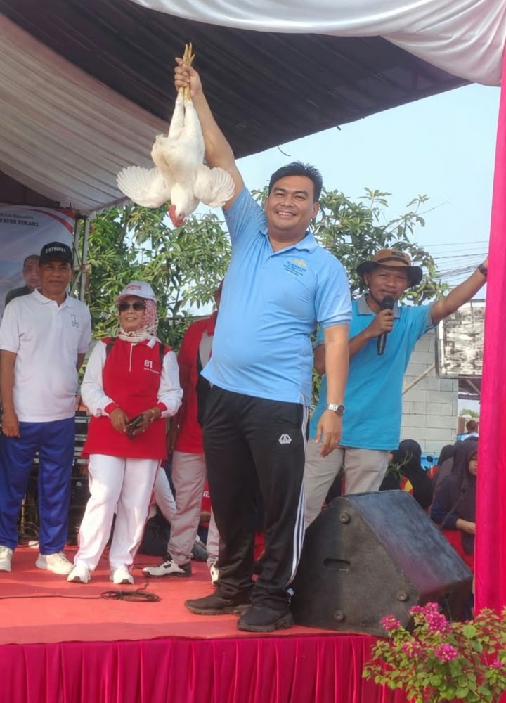 Camat Binuang Kabupaten Serang Mamak Abror menunjukkan hadiah ayam kepada peserta.