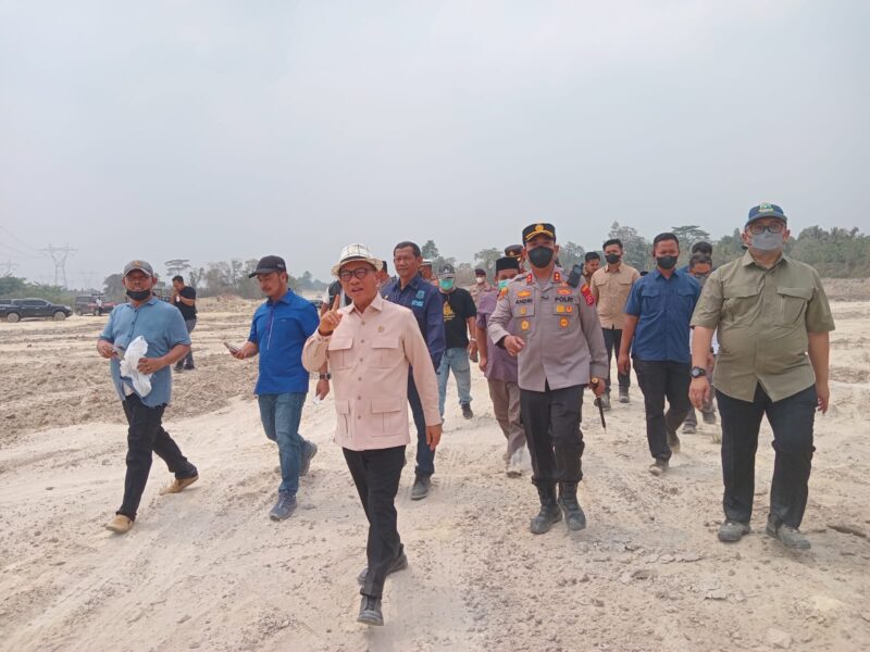 Mendes PDT Yandri Susanto melakukan sidak di area penambangan tanah ilegal di Desa Kramatjati, Kecamatan Kragilan, Banten,Sabtu 12 September 2026.