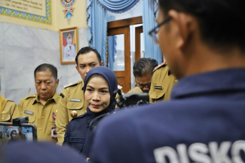 Bupati Serang Ratu Rachmatuzakiyah saat memberikan keterangan pers.