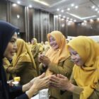 Bupati Serang Ratu Rachmatuzakiyah menyalami pegawai Dindikbud.
