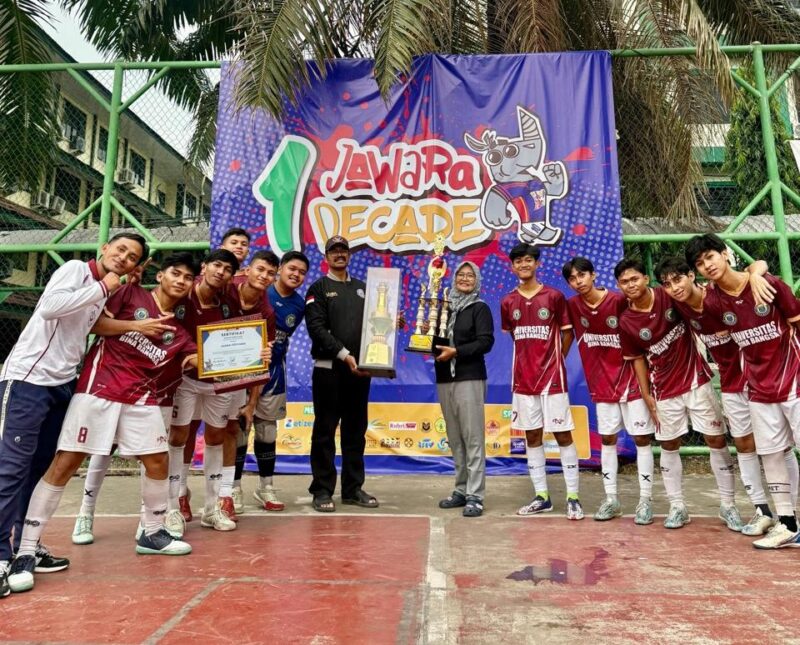 Tim futsal UNIBA foto bersama setelah menjadi juara 1 Futsal Provinsi Banten.